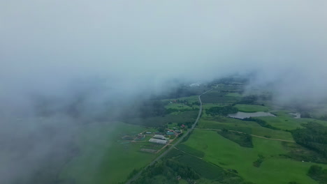 vista aérea de un drone de un valle verde que se puede ver a través de las nubes