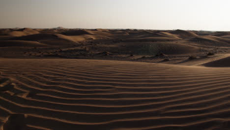 Arena-En-Cámara-Lenta-Que-Sopla-A-Través-De-Un-Desierto