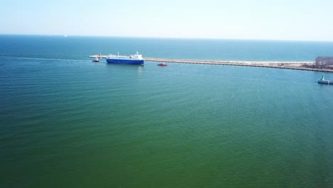 Ship-beeing-towed-in-to-the-harbour