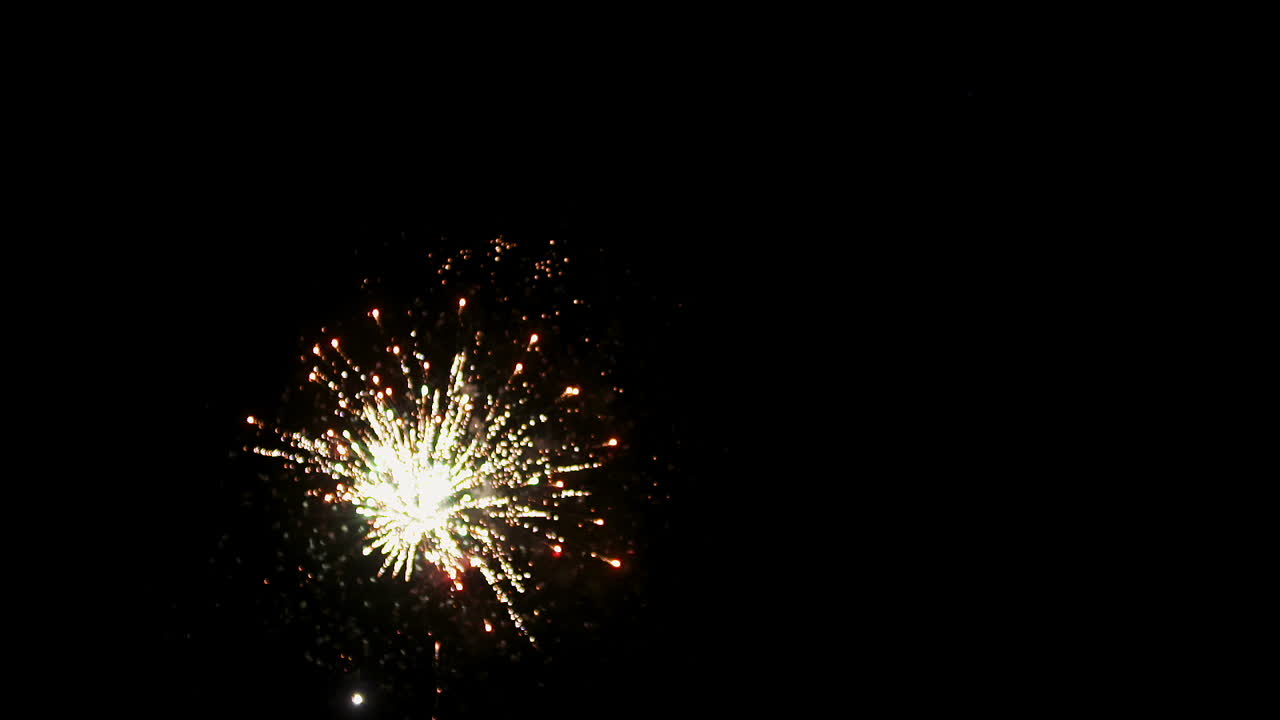 Luminosi Fuochi d'Artificio Dorati che Esplodono Contro un Cielo Notturno Scuro