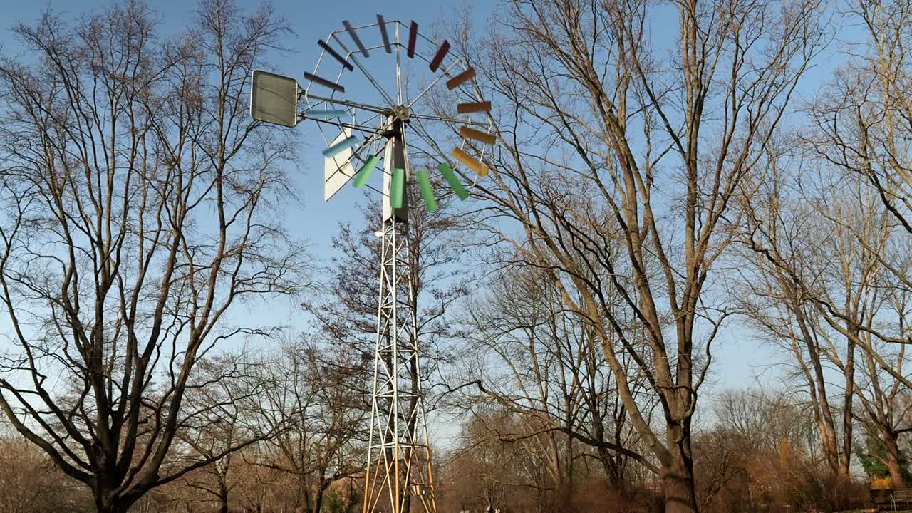 바람 속에 회전하는 풍선. 풍차