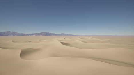 paisaje desértico con dunas de arena y montañas
