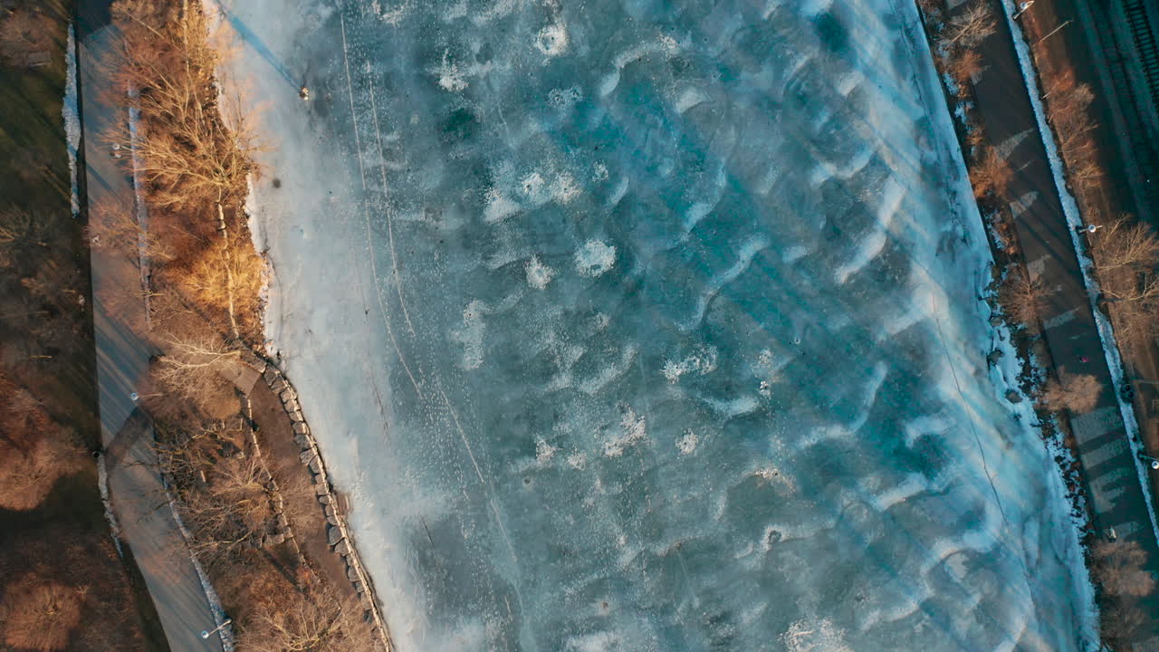 fotografía aérea del canal azul helado congelado