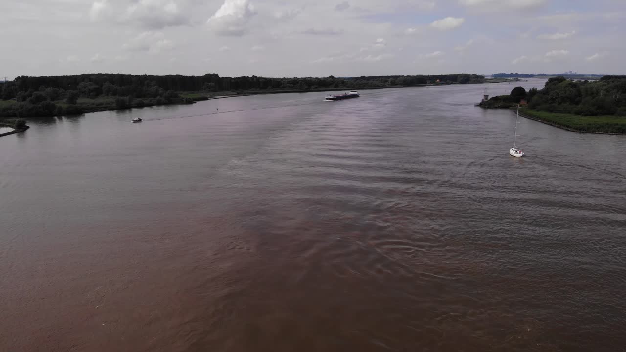 vista aérea de alexandra navegando por oude maas
