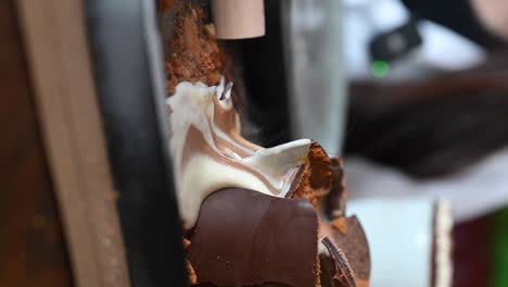 imágenes verticales: un primer plano de la mini tarta de chocolate caliente y fría, postres de chocolate y crema