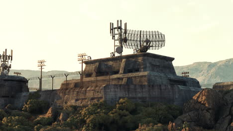 una estación de radar se encuentra en la cima de una montaña con vistas a un valle