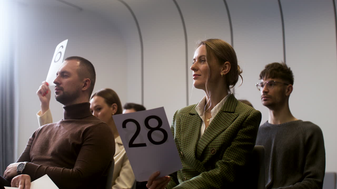 люди на аукционной сессии