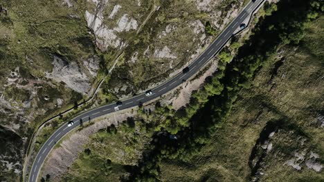 vista de arriba hacia abajo de los coches que conducen a través del valle de glencoe de escocia en un día soleado