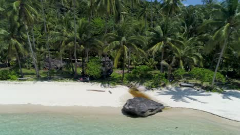 Drohnenaufnahme-Eines-Tropischen-Inselstrandes-Mit-Zwei-Gelben-Kajaks