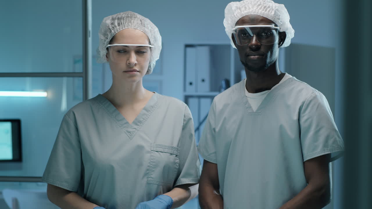 retrato de científicos de laboratorio multiétnicos en el trabajo