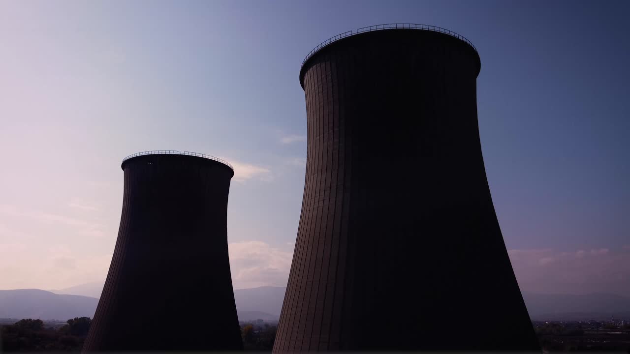 planta de energía nuclear al atardecer. inclinación de potencia cinemática