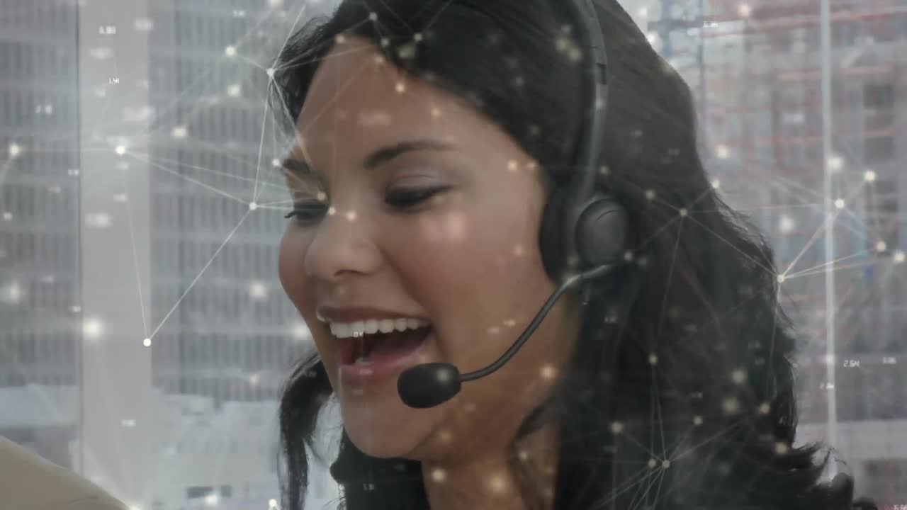 Animazione di reti di connessioni su una donna d'affari che indossa una cuffia telefonica
