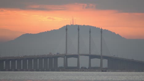 Sonnenaufgang-Fahrzeugbewegung-An-Der-Penang-Brücke.