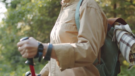 una mujer mayor caminando en el bosque.