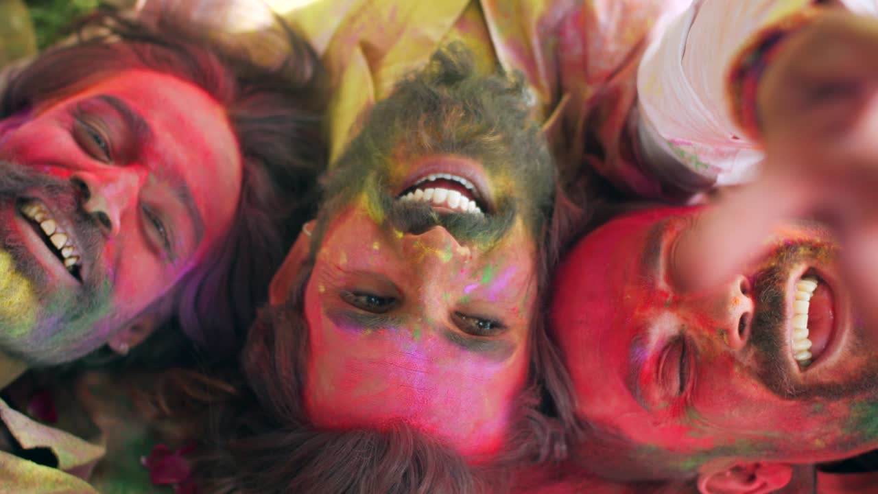 Persone multietniche che celebrano il festival dei colori Holi in India