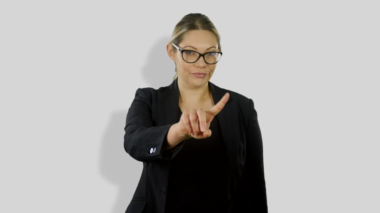 mujer insatisfecha mirando a la cámara y moviendo el dedo