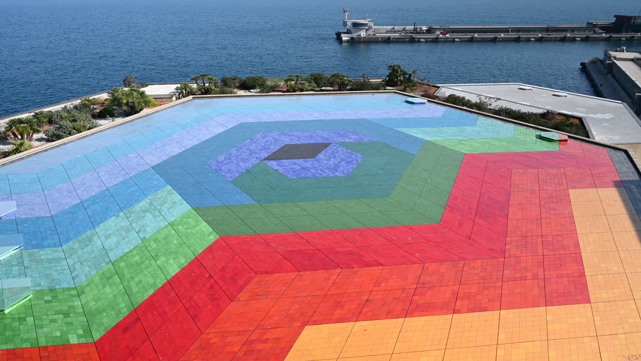 Montecarlo, Mónaco, 5 de abril de 2022: piscina con mosaico de Victor Vasarely en el teatro de artes escénicas Auditorio Rainier III con vistas al mar