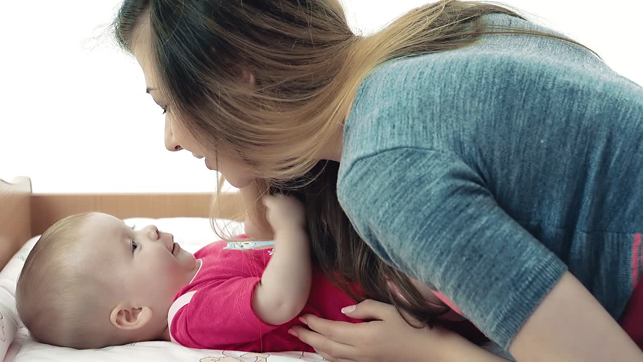 어린 어머니가 딸과 함께 놀고 있습니다.