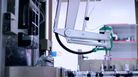 línea de fabricación en una fábrica química. línea de producción automatizada. brazo robótico