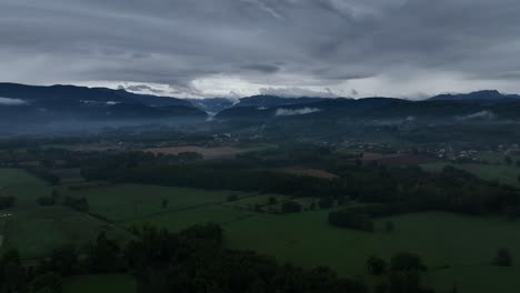 Bewölkte-Berge-Am-Horizont