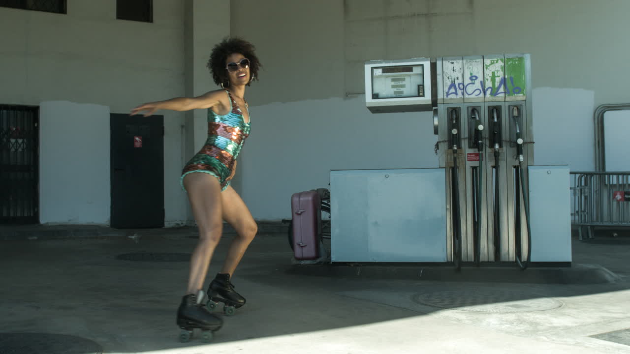 mujer de patinaje sobre ruedas baila y patina afuera en un entorno urbano