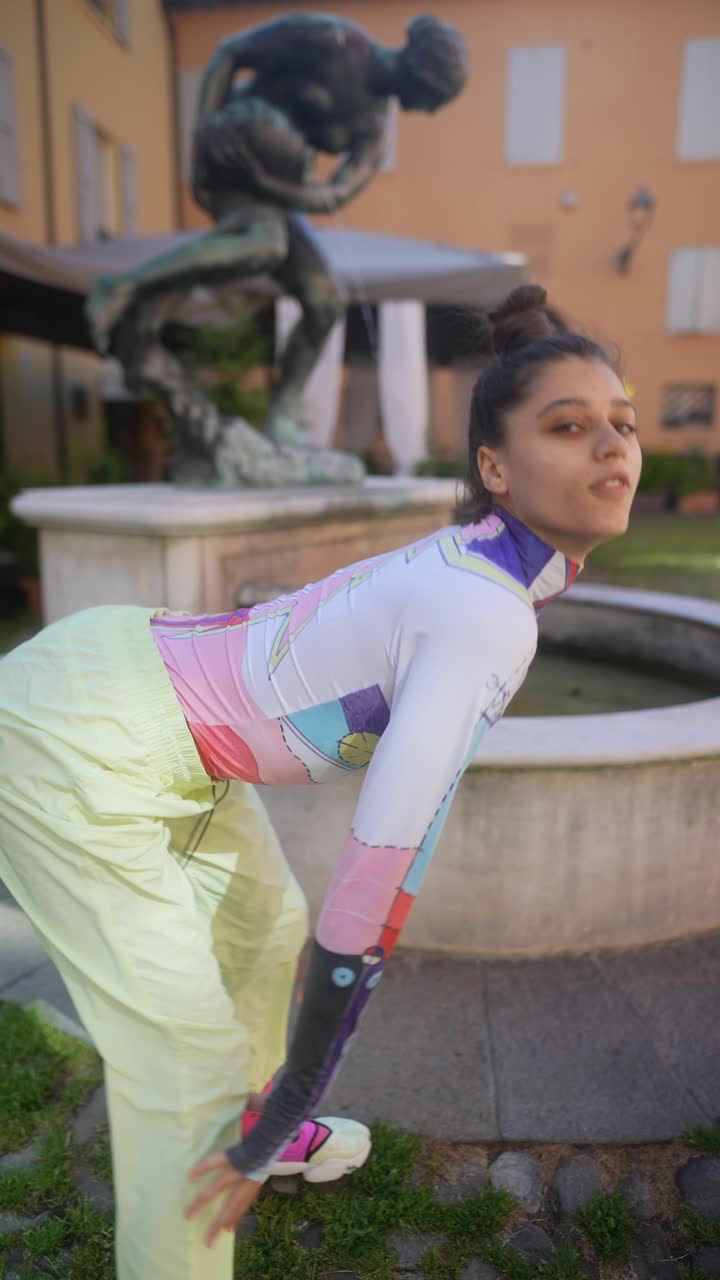 fotografía callejera de moda - postura de yoga en una ciudad antigua