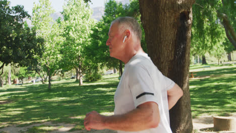 Hombre-Mayor-Corriendo-En-El-Parque