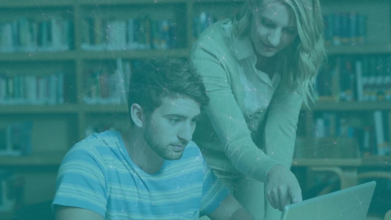 Animazione di icone digitali sopra studentesse che usano il laptop.