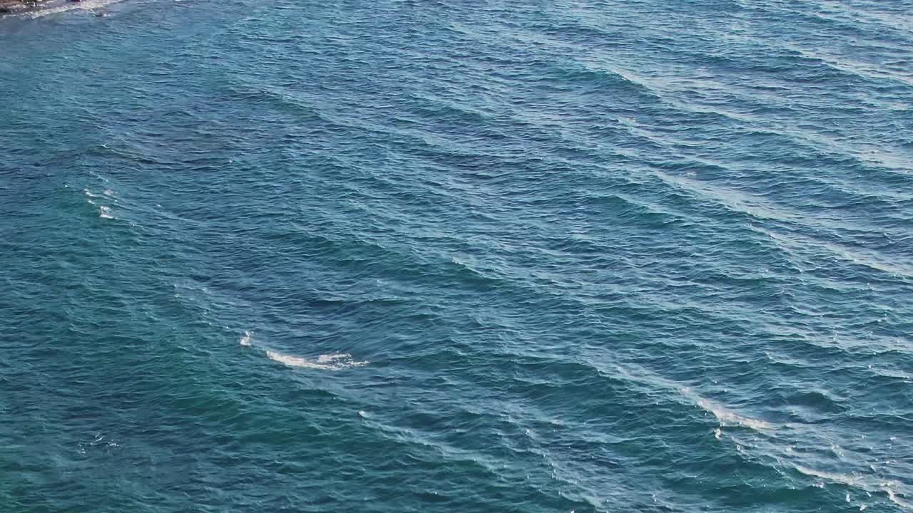 Onde sul mare blu vicino a Rodi, in Grecia, durante una giornata di sole