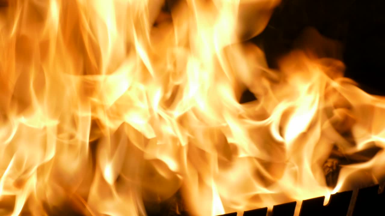 leña de fuego naranja y amarilla