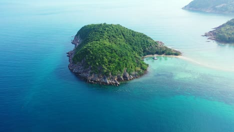 islas de tailandia, cayo aéreo, verde con palmeras y costa rocosa en el interminable océano aguamarina