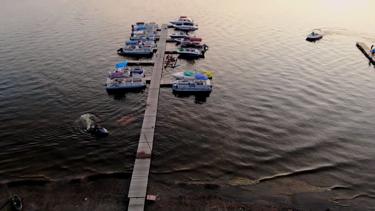 toma de retroceso de botes anclados y motos acuáticas en un pequeño puerto, al norte de la ciudad de nueva york