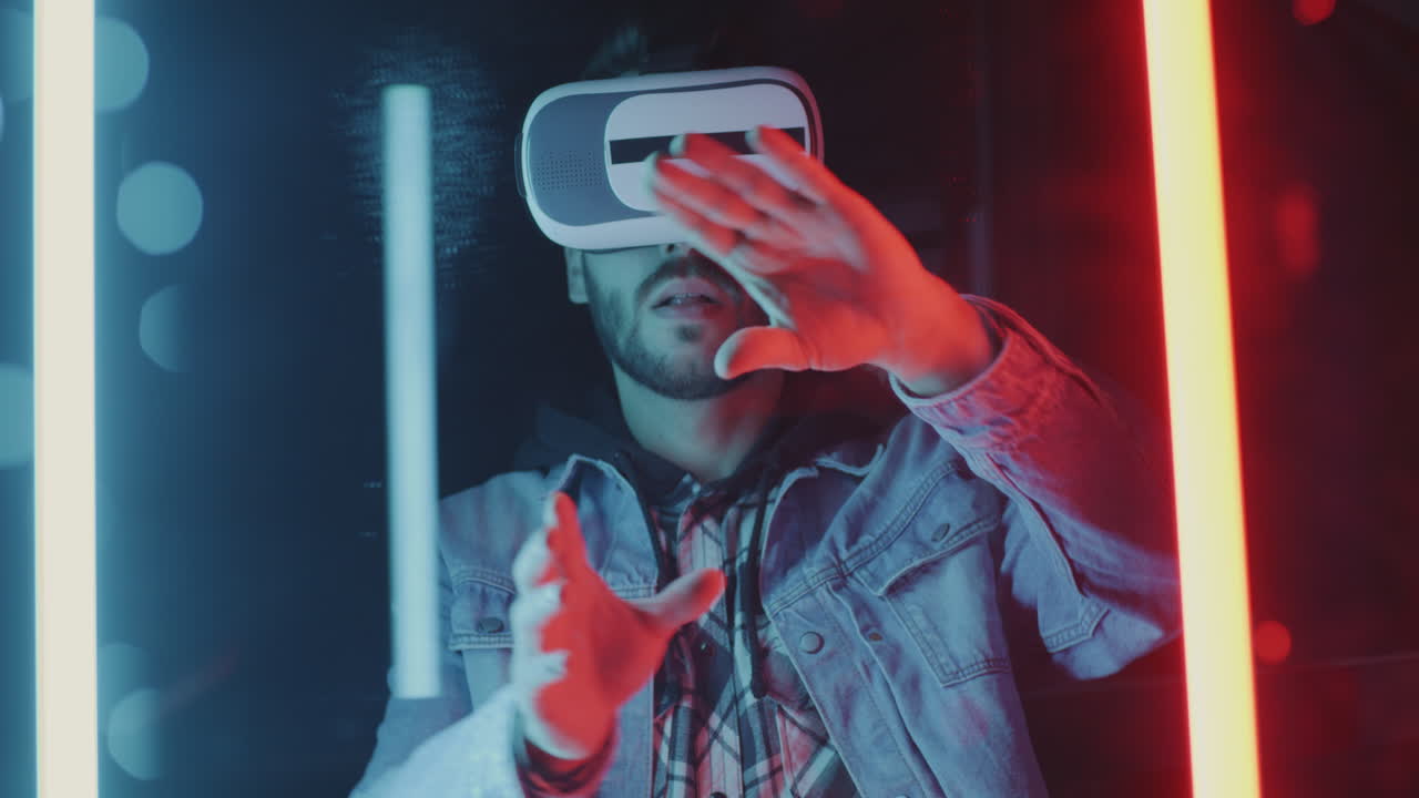 uomo che sperimenta la realtà virtuale