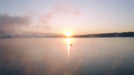 primer rayo de sol sobre un lago