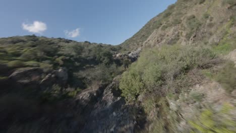 imágenes de drones fpv volando a través de las montañas con vistas a ríos y cascadas