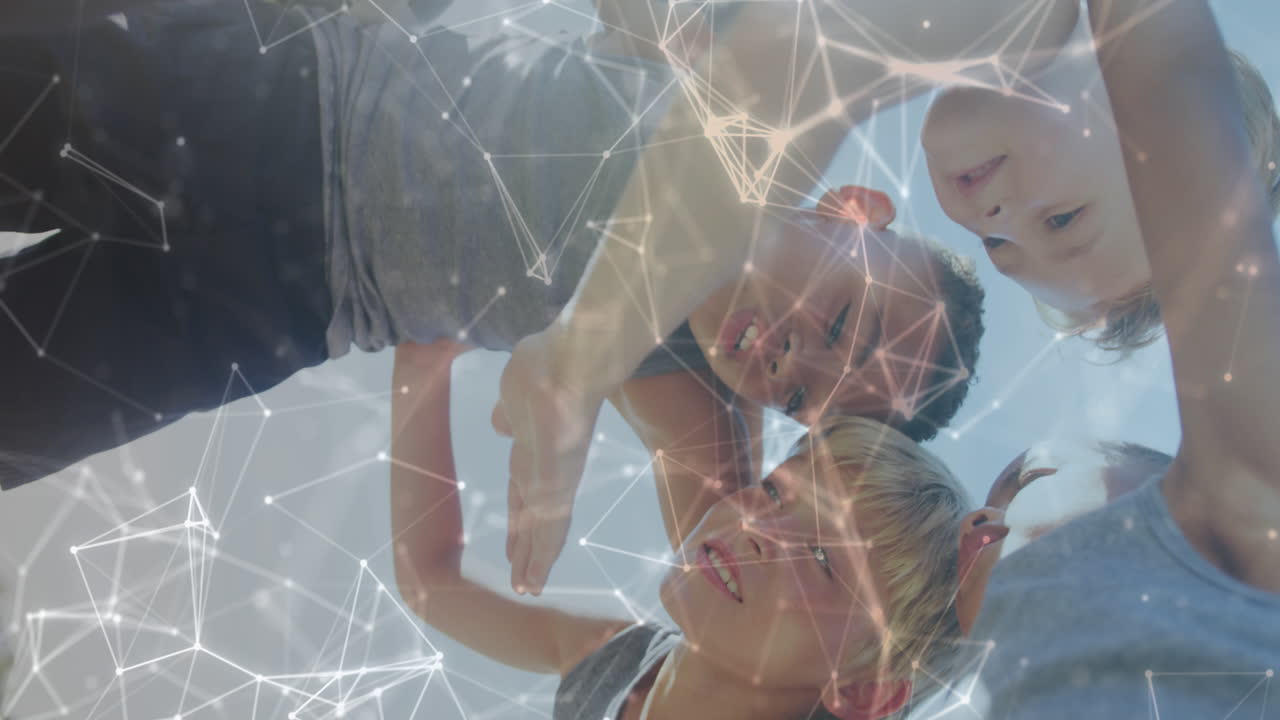 animación de redes sobre escolares felices y diversos agrupados en el campo deportivo