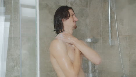hombre tomando una ducha.