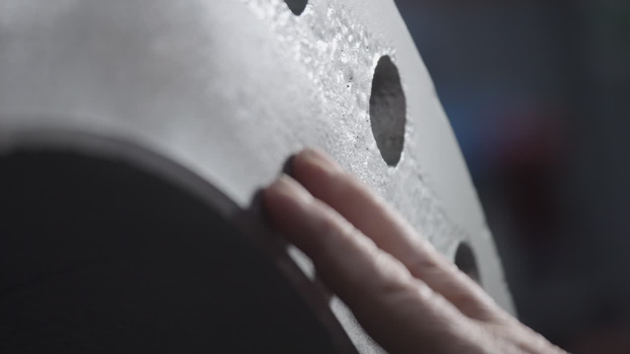 유지보수 엔지니어가 손가락으로 산업 브 플랜지 품질을 검사합니다.