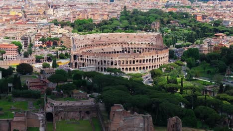 Drone-Volando-Lejos-Del-Coliseo-En-Roma,-Italia