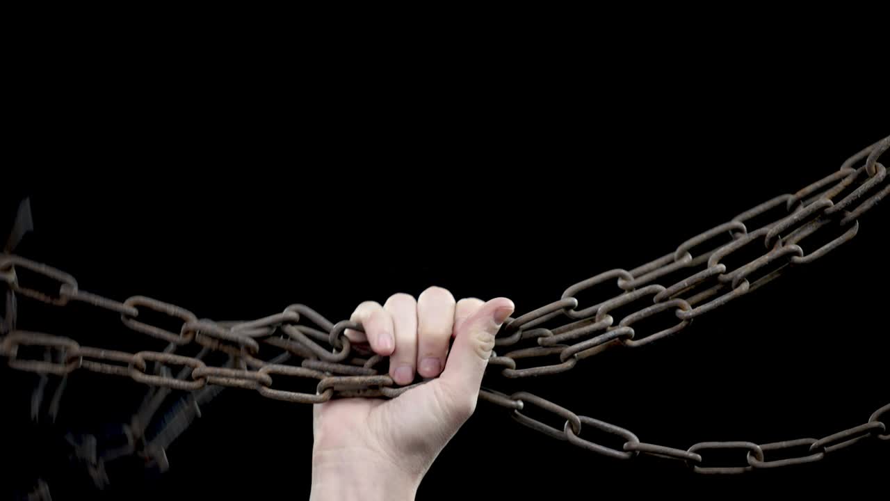 남자의 손은 사슬을 떨어뜨립니다.