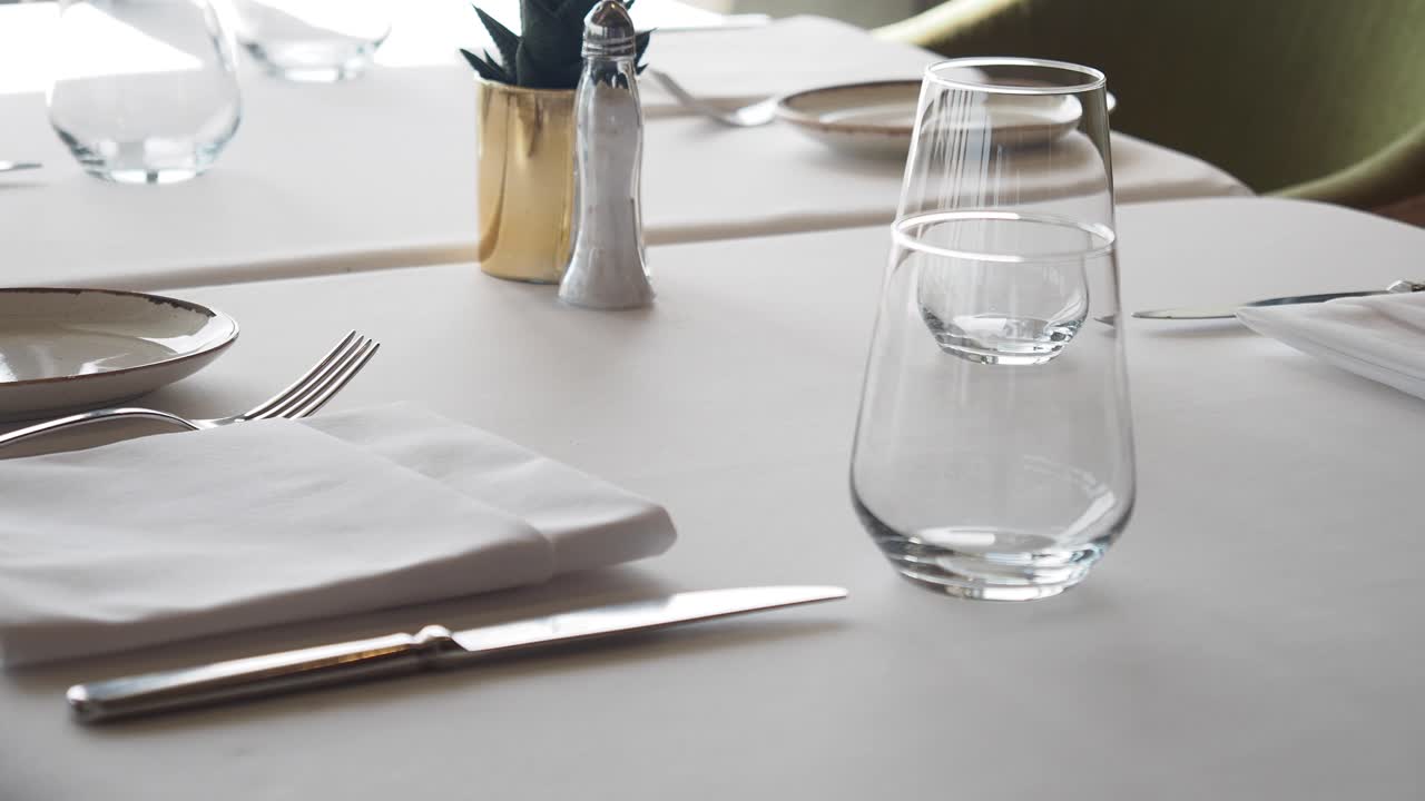 disposición de la mesa del restaurante