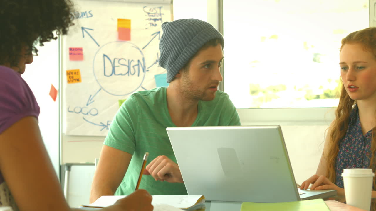 estudiantes que trabajan juntos durante la reunión