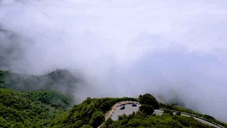 vista de pájaro sobre las nubes y la montaña en el lago punta de flecha, vista impresionante