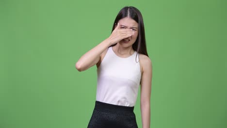 젊은 아름다운 아시아 사업가 여성은 무언가를 보고 싶지 않습니다.