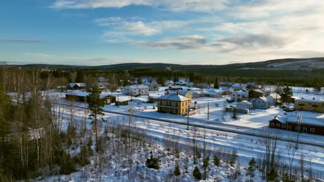 Skorped,-Suecia,-Con-Casas-Y-árboles-Cubiertos-De-Nieve-Durante-El-Invierno,-Vista-Aérea