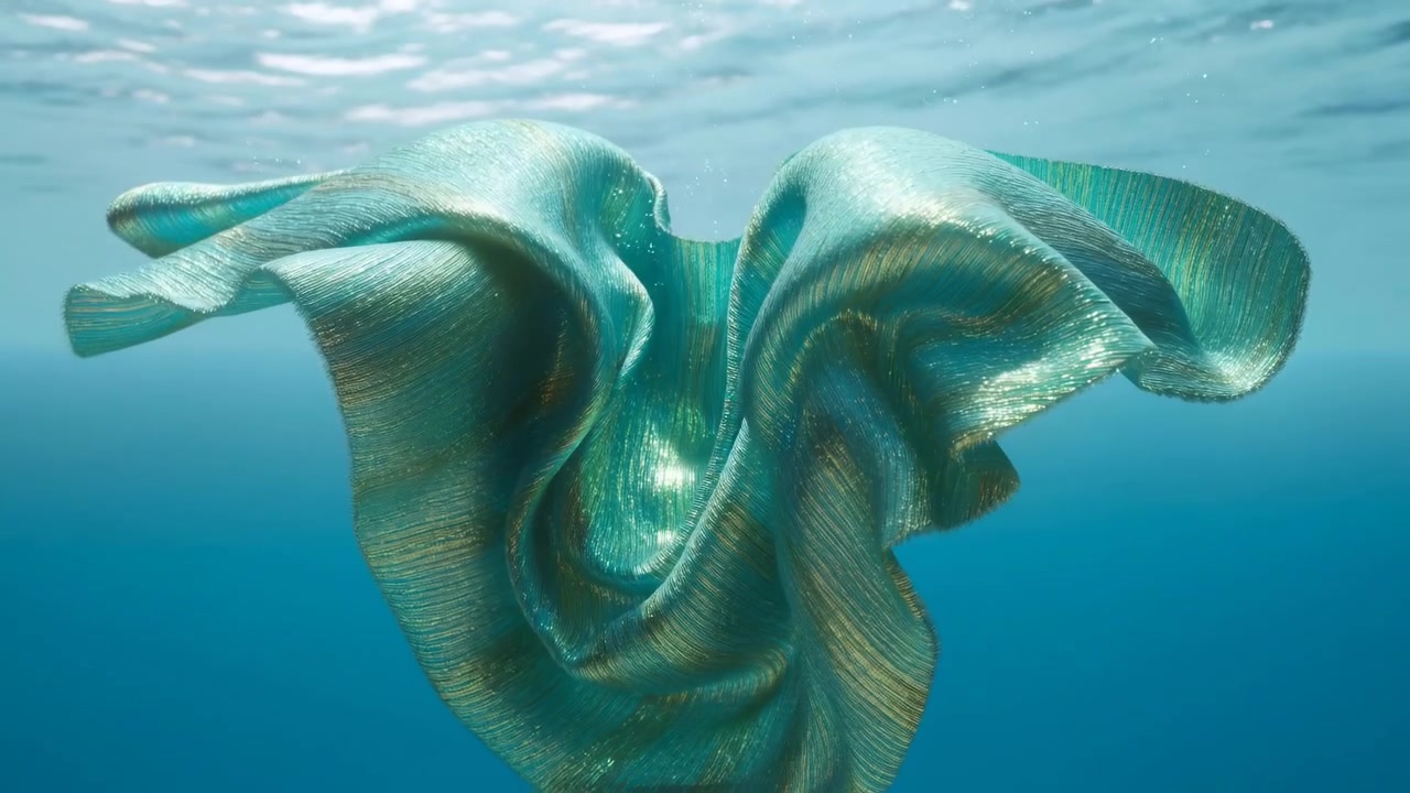 Vista ravvicinata subacquea di tessuto teal metallico sospeso vicino alla superficie dell'acqua increspata, centrato a metà inquadratura con ampie pieghe sinuose e bordi arricciati.