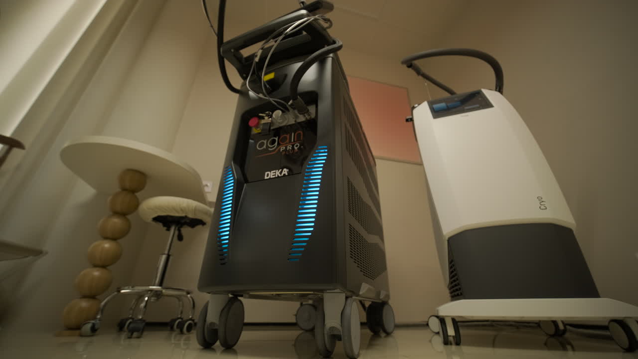 Moderni dispositivi medico-estetici in una sala clinica
