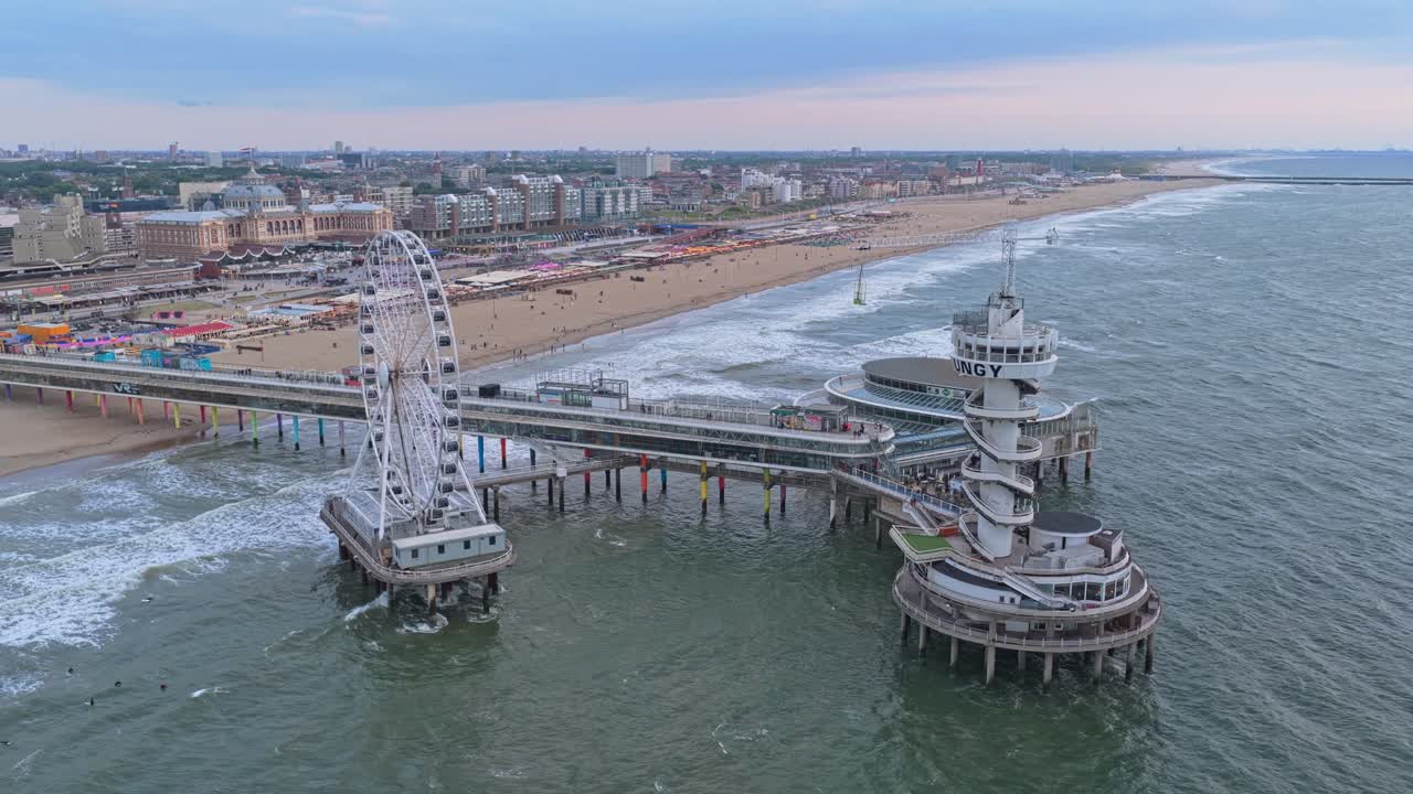 Aftenglimt på Scheveningen Pier, pariserhjul over havet, luftoptagelse, Holland