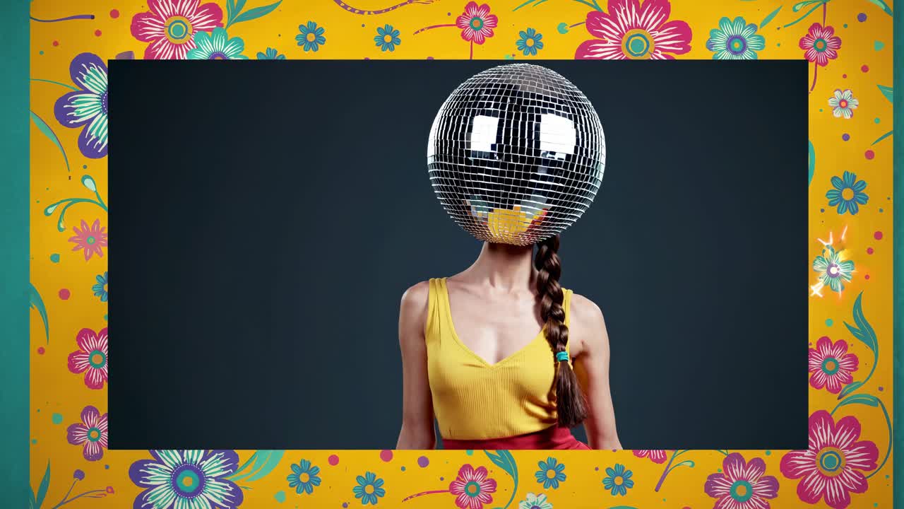 mujer con cabeza de bola de discoteca