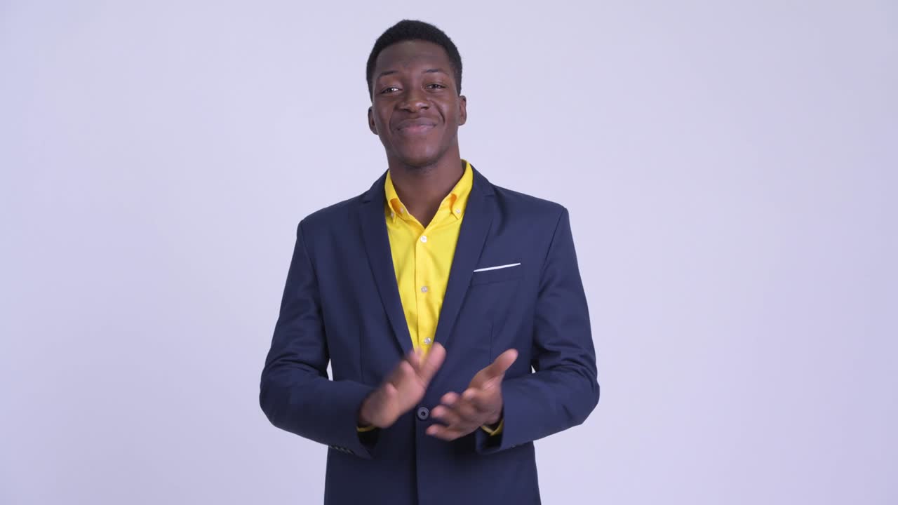 joven y guapo hombre de negocios africano en traje